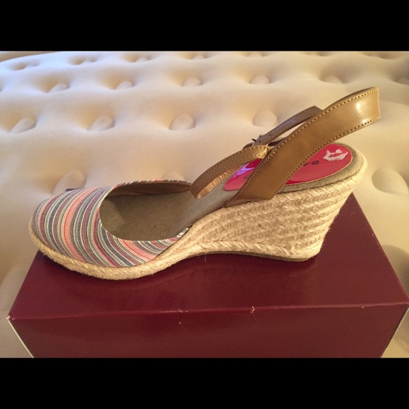 Multicolored straw wedge shoes with brown straps. - Picture 2 of 5